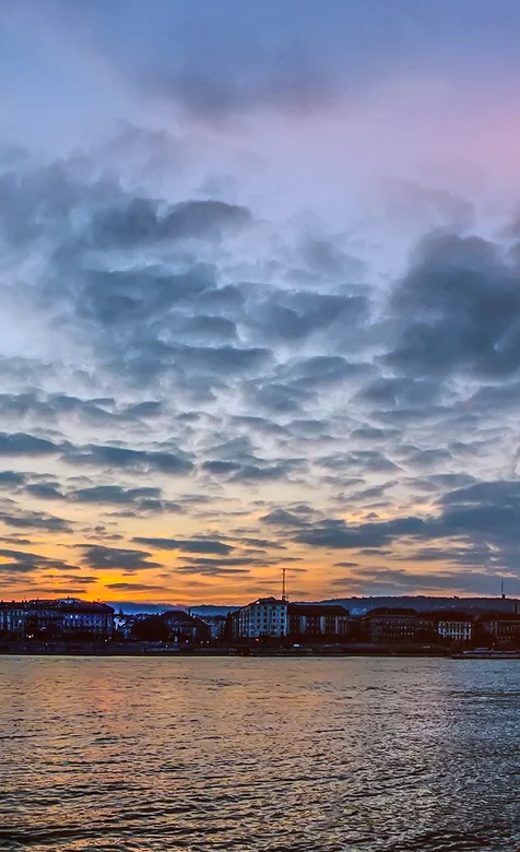 湖边的小镇看水天一色的唯美风景手机壁纸