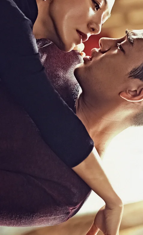 韩国经典男女主角拥抱的电影场景高清手机壁纸