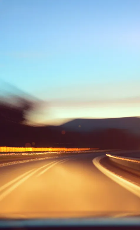 旅行路上的风景，车灯照在道路上的手机壁纸