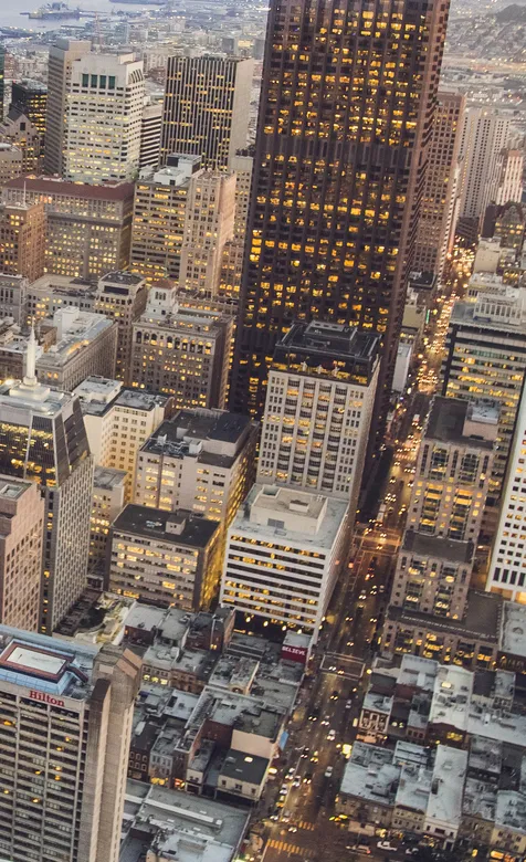 欧美平地城市灯火阑珊的办公楼建筑航拍手机壁纸