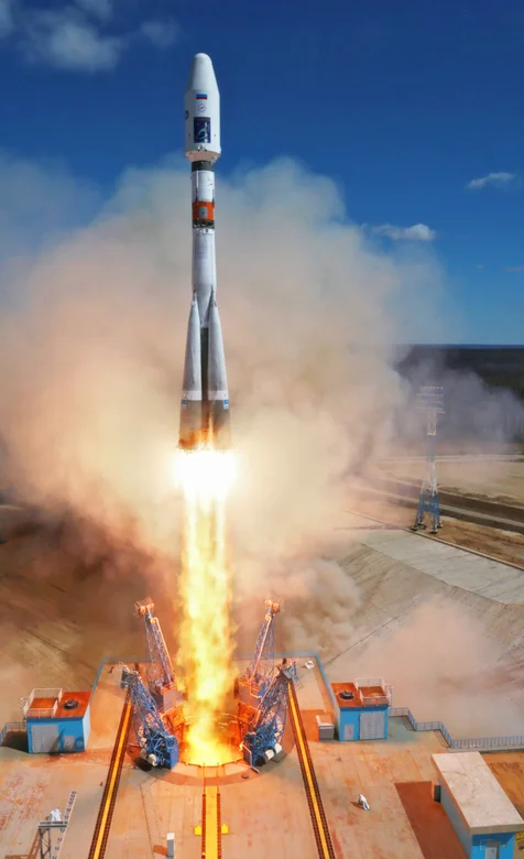 发射场升空的火箭高清手机壁纸