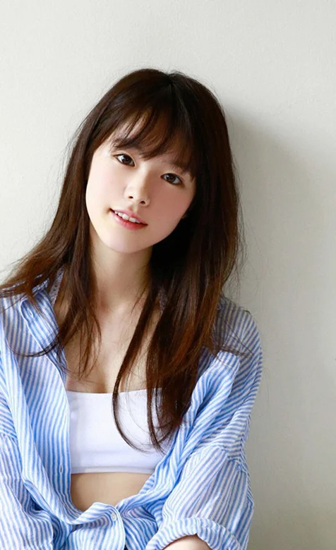 长发刘海，穿条纹衬衫的美女手机壁纸