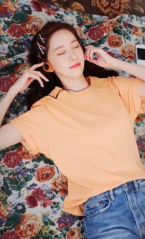 躺在绣花地毯上听歌韩国美女明星允儿手机壁纸