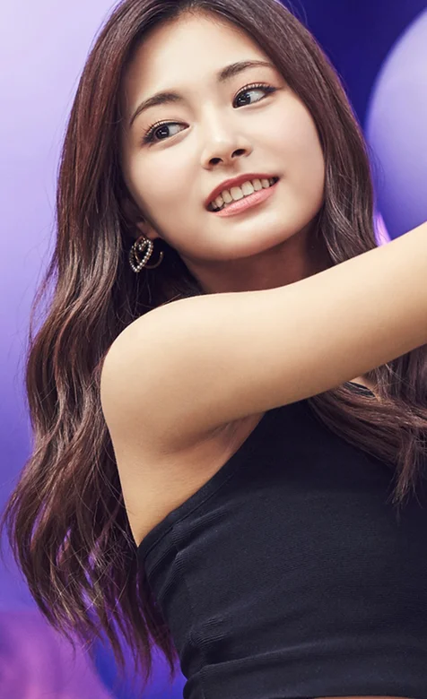 手抱紫色气球的长卷发气质美女高清手机壁纸