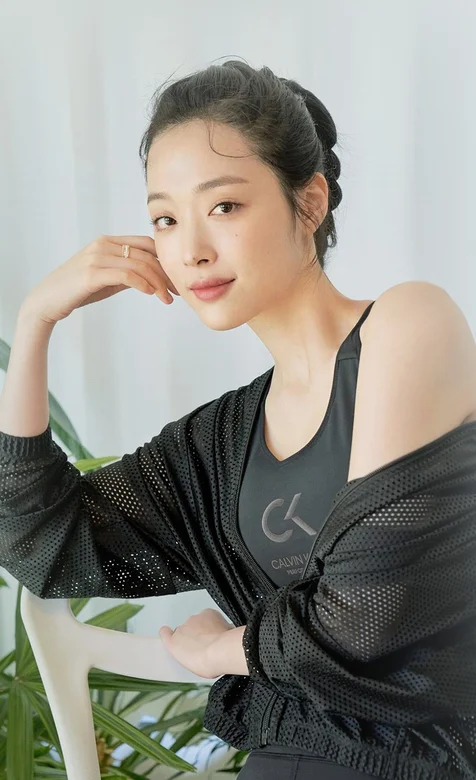 单手托脸，穿黑色CKT恤的时尚美女高清手机壁纸