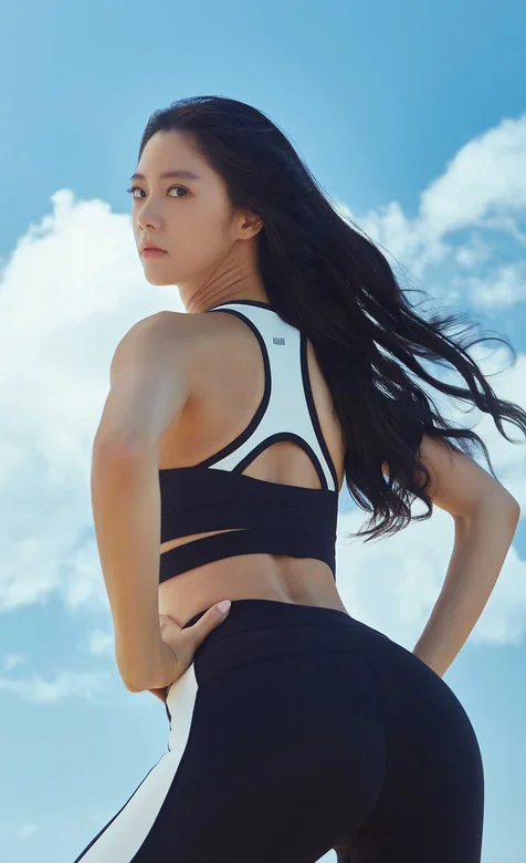 海边的高颜值健身装长发美女，翘起屁股好性感