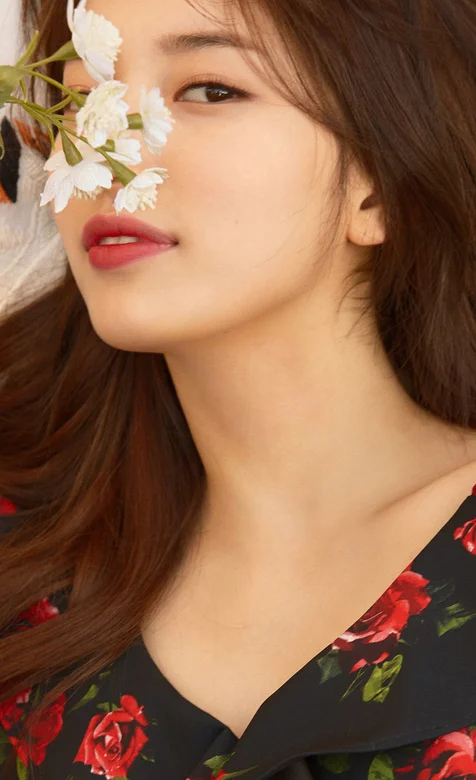 花瓣遮面，玫瑰花纹衬衫的长发美女手机壁纸