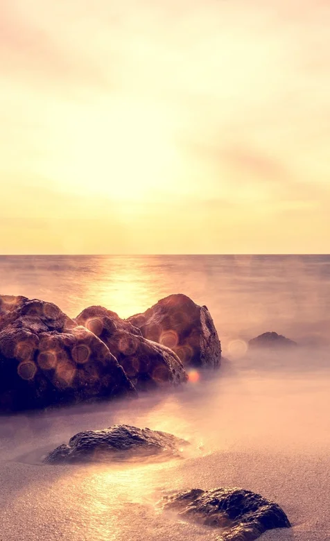 日出雾气弥漫的海边沙滩唯美风景手机壁纸