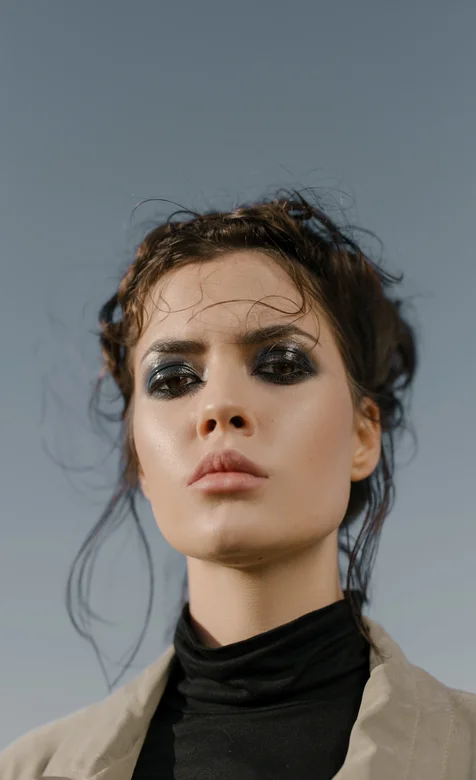 浓浓烟熏妆的欧美美女模特人像手机壁纸