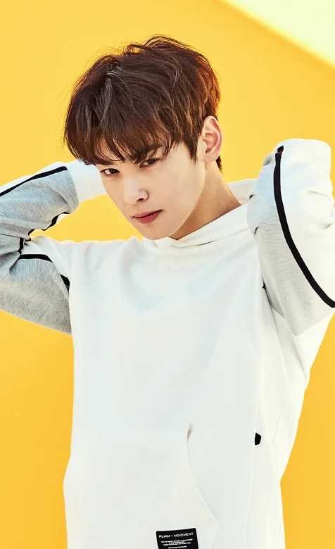 黄色背景墙前的时尚帅哥明星高清手机壁纸