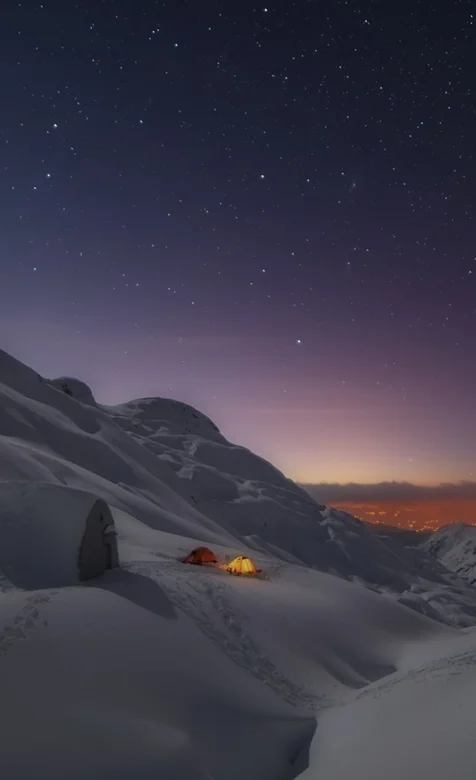 极寒之地的雪山，山中露营的帐篷篝火手机壁纸