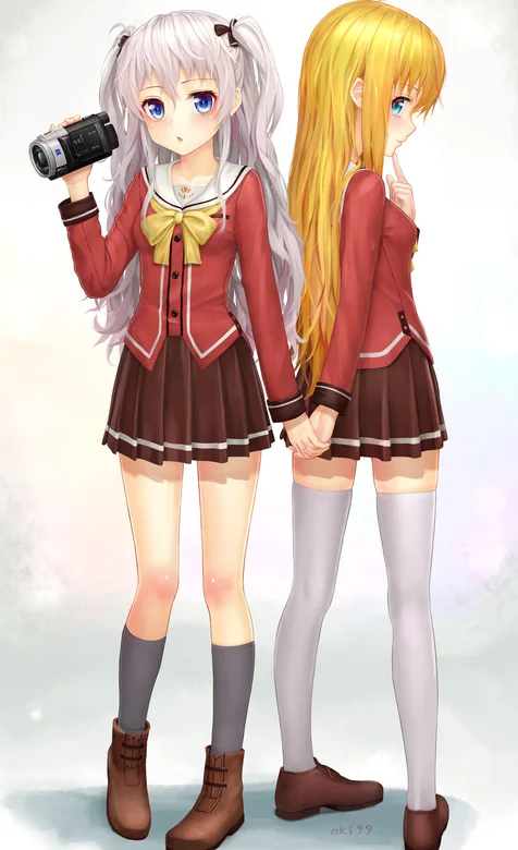 手拿摄像机，穿红黑学生服套装的动漫姐妹花