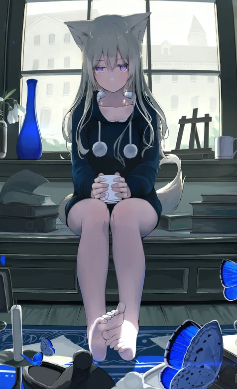 有双狐狸耳朵坐在窗台和咖啡的动漫女人物