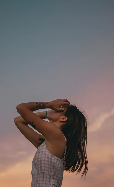 天空下性感撩发的时尚美女高清锁屏手机壁纸