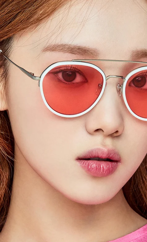 戴红色时尚墨镜的亚洲美女人像摄影手机壁纸