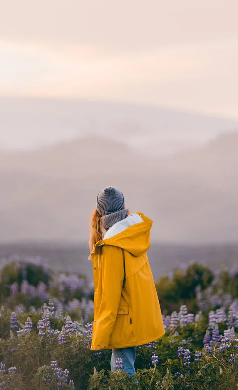 走在野外郁金香花圃的冬季欧美美女的背景唯美手机壁纸