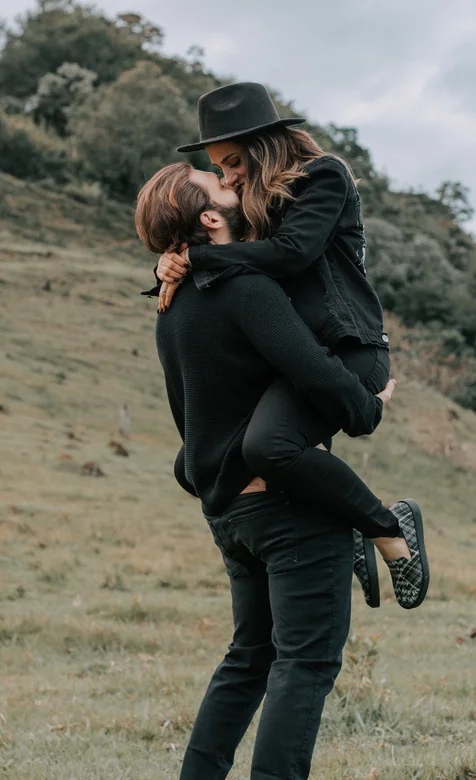 林中欧美情侣抱着亲吻的高清手机壁纸