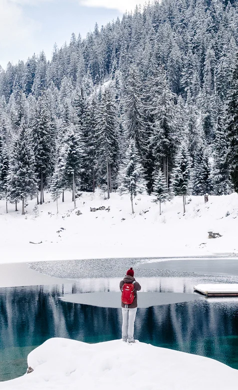大雪覆盖的雪山森林，爬山摄影的背包客手机壁纸