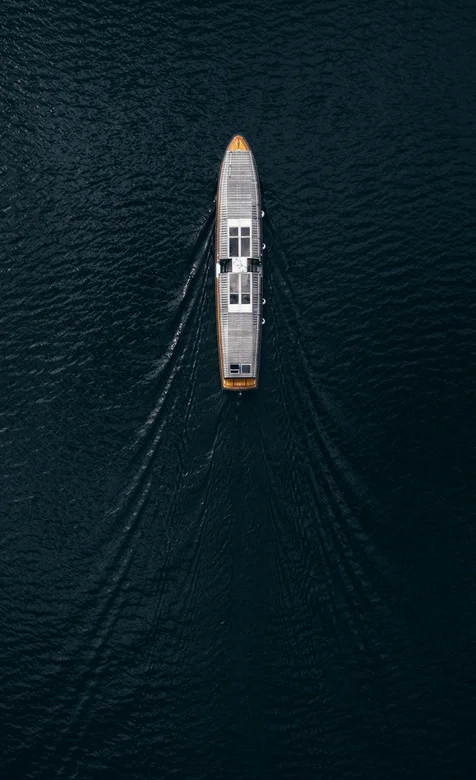 航拍行驶在海上的游轮高清手机壁纸