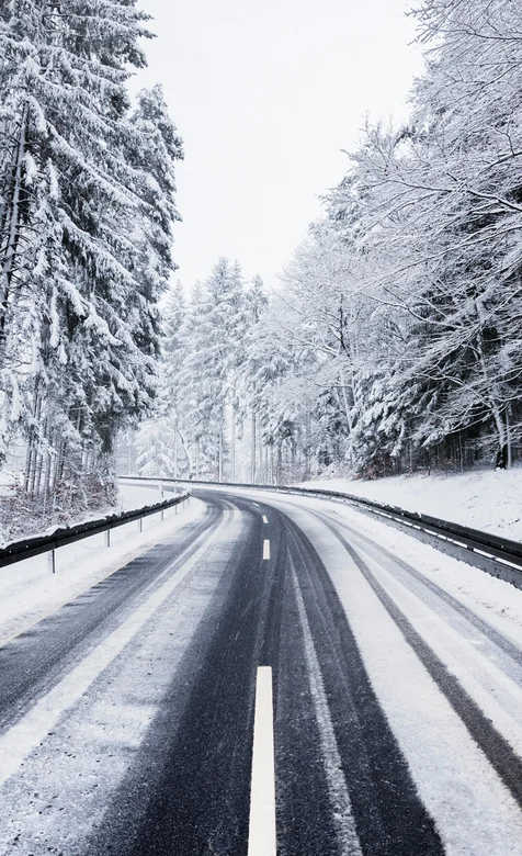 被雪覆盖的林中公路唯美摄影手机壁纸