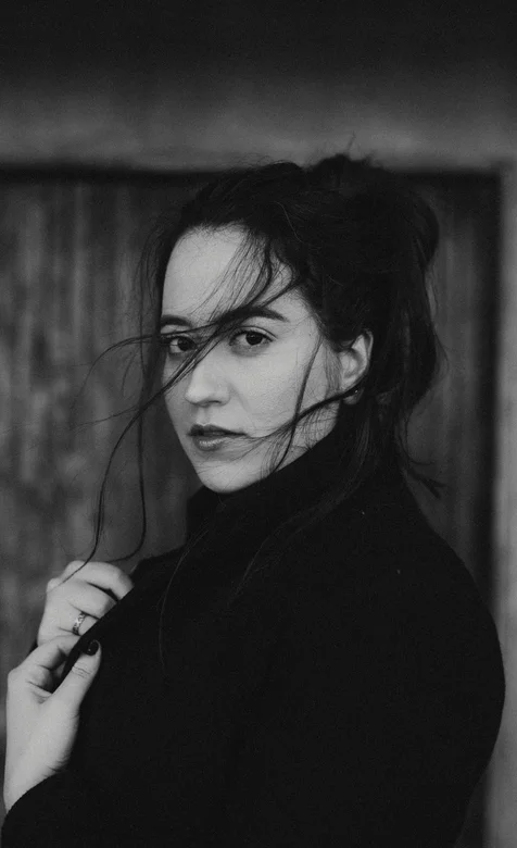 黑白色调摄影，欧美丸子头气质美女写真手机壁纸