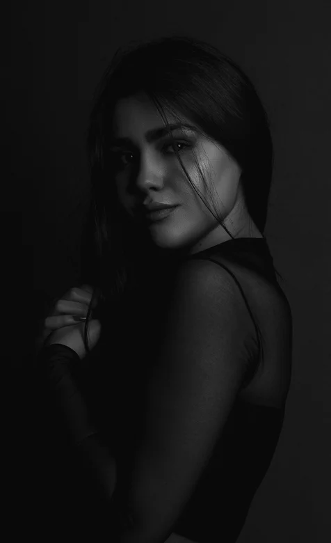 黑色纯色色调，长发穿蕾丝上衣的欧美美女模特