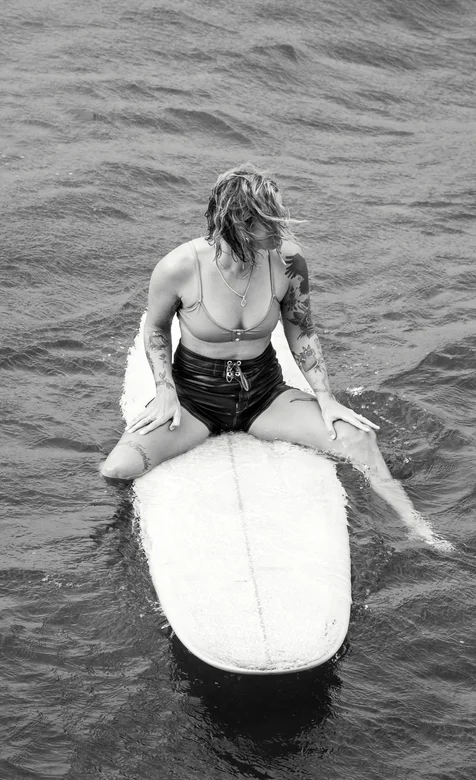 坐在冲浪板漂浮在海上的内衣欧美美女