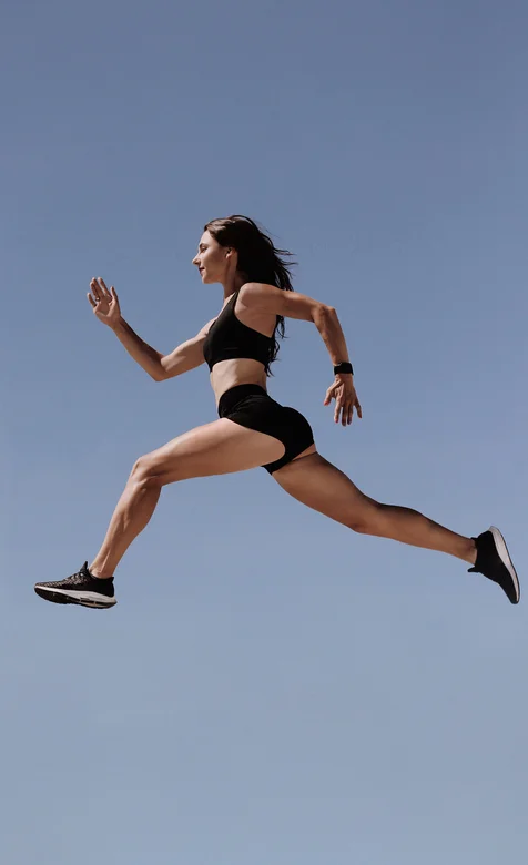 肌肉翘臀身材超好的欧美健身美女空中跨越的个性动作