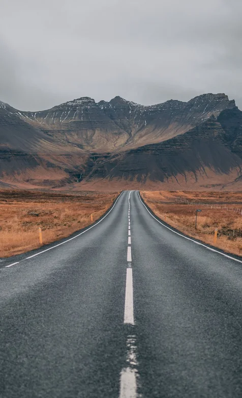 欧美山间笔直的公路创意手机壁纸下载