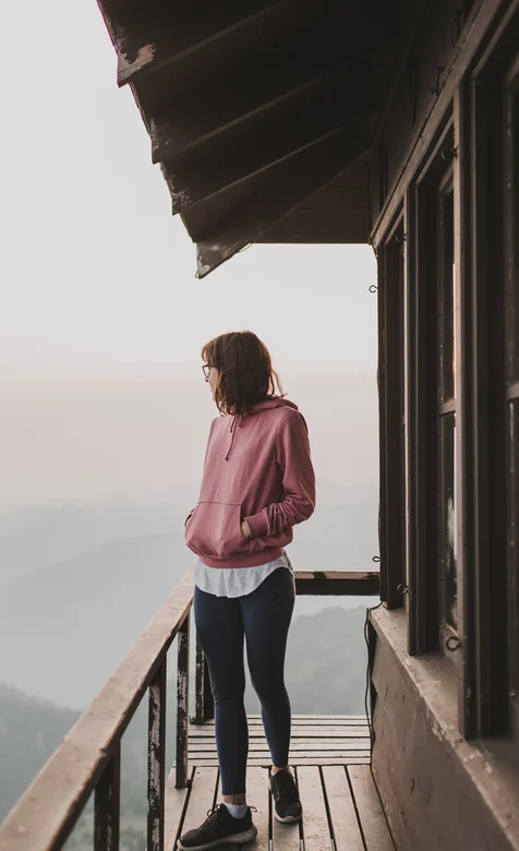 山顶木屋阳台站着看风景的欧美美女高清手机壁纸