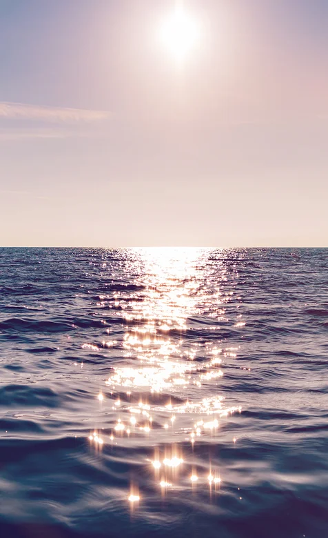 阳光照射平静的海面的唯美手机壁纸