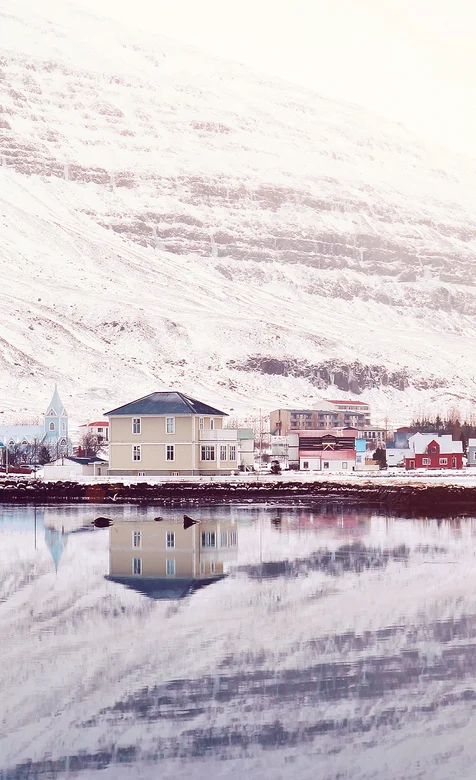 大雪覆盖，山下的欧美小镇手机壁纸