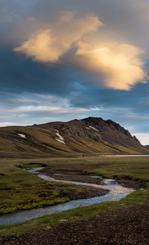 平地草原上的小溪流超清手机壁纸