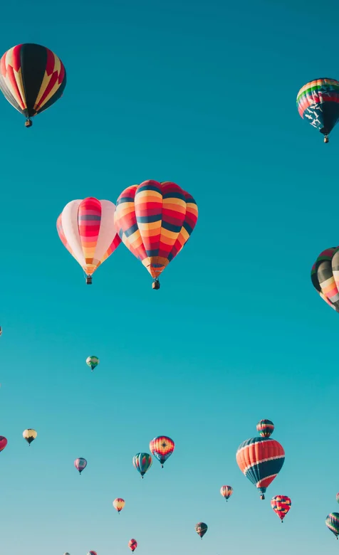 晴空万里，满天飘着的热气球风景手机壁纸