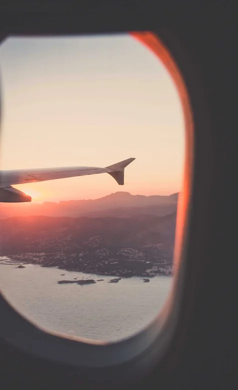 快降落的飞机，透过窗口看地面的摄影手机壁纸