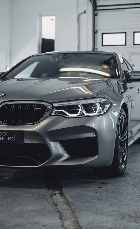 亮灰色宝马轿车帅气手机壁纸