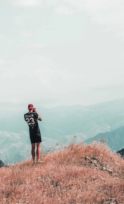 欧美摄影小伙等山顶拍照看风景的手机壁纸