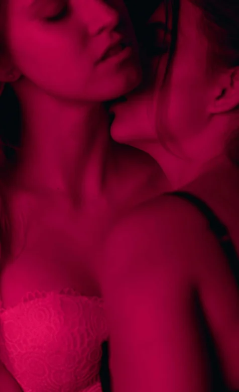 性感拍照，欧美性感长发美女亲吻的高清手机壁纸