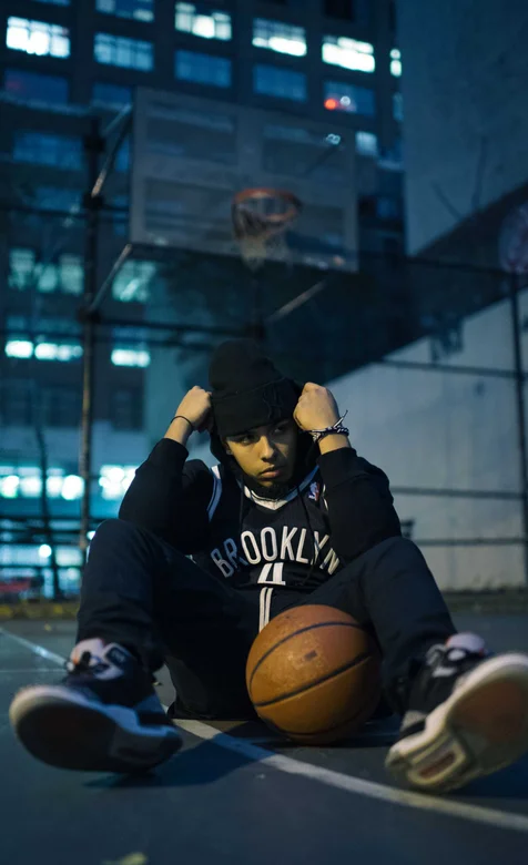 街头跟篮球坐着的欧美男生摄影手机壁纸