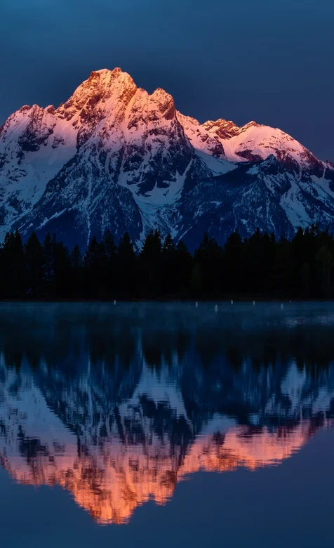 著名旅游景点的雪山倒影在湖泊的手机壁纸
