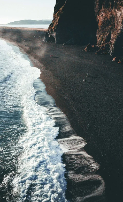 高崖峭壁前的海滩风景高清手机壁纸