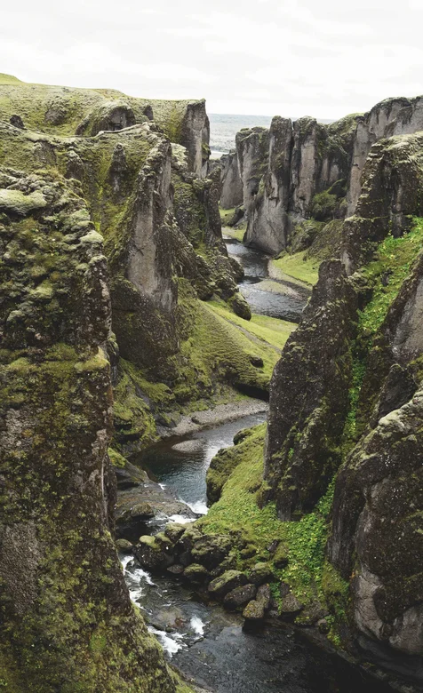 山林大峡谷的河川风景摄影手机壁纸