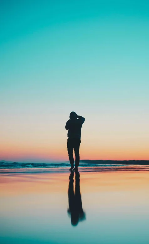 沙滩上摄影唯美的海滩风景的欧美男生手机壁纸