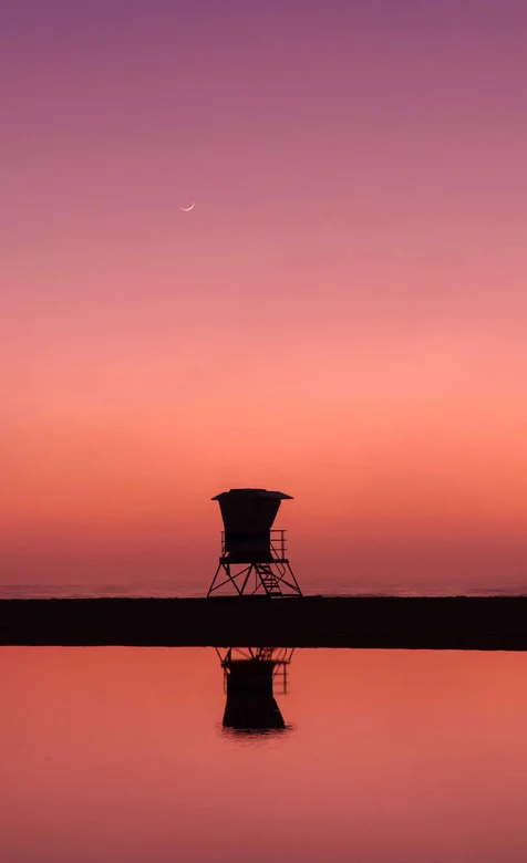 海滨浴场的救生员瞭望塔