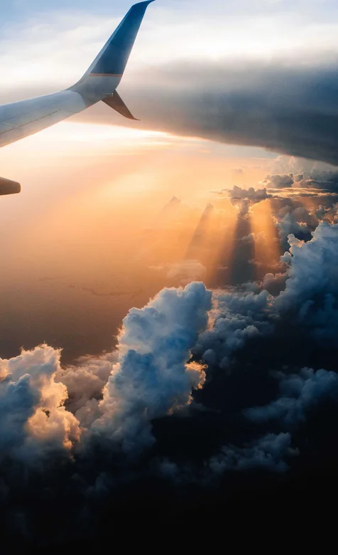 透过飞机的观景窗看云上的风景手机壁纸