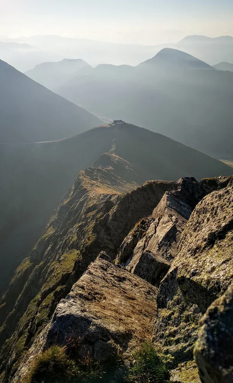 群山峻岭的山脉风景手机壁纸