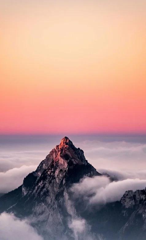 云雾围绕的高海拔名山，入仙境般的风景手机壁纸