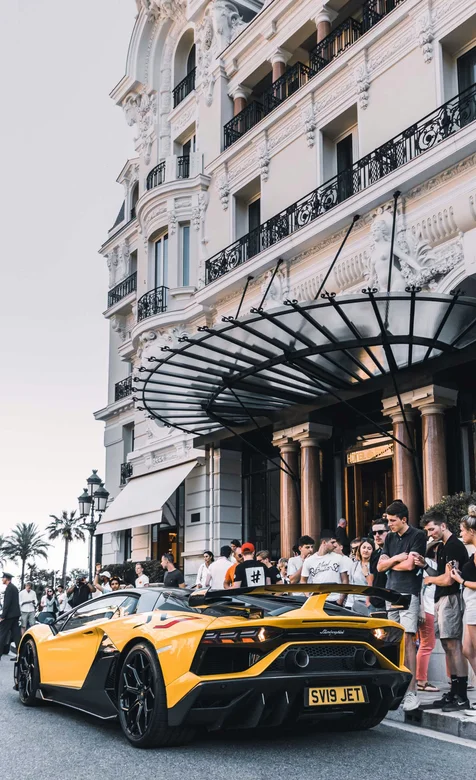 欧洲街头黄色的帅气兰博基尼跑车