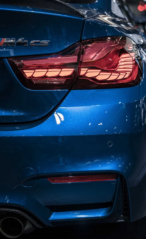 蓝色宝马M4帅气尾灯