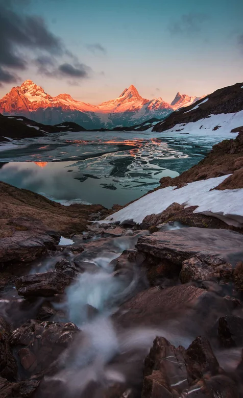 冰川山脉的湖泊溪流风景高清手机壁纸